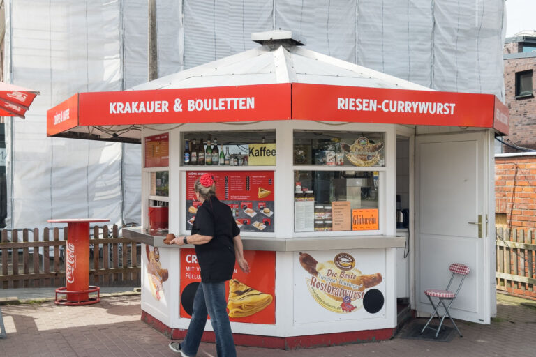 Die Imbissbude mit Currywurst an der Wasserkante von Warnemünde hat mich eher entteuscht. Wenn Currywurst, dann die in Rostock.