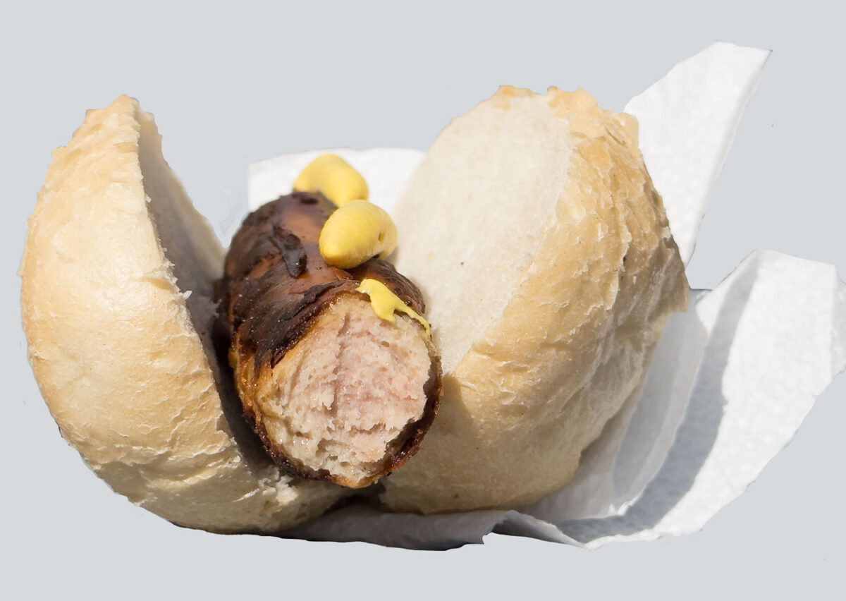 Die Merkmale einer schlecht gegrillten Bratwurst sind nicht nur die fast schwarze Haut. Also der verkohlte Darm, sondern auch die dicke, ausgetrocknete und ledrige Schicht um das Brät herum.