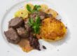 Die Rehlende mit feinen Beilagen ist ein absoluter Hit für Feiertage. Rehfleisch ist nachhaltig und gesund zugleich, da mager und natürlich aufgewachsen.