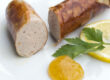 Die Thüringer Zitronenbratwurst im Anschnitt zeigt, dass sie eigentlich zu fein Gekuttert ist und eher einer Bratwurst ähnelt.