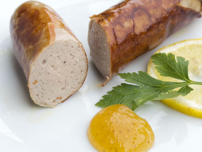 Die Thüringer Zitronenbratwurst im Anschnitt zeigt, dass sie eigentlich zu fein Gekuttert ist und eher einer Bratwurst ähnelt.