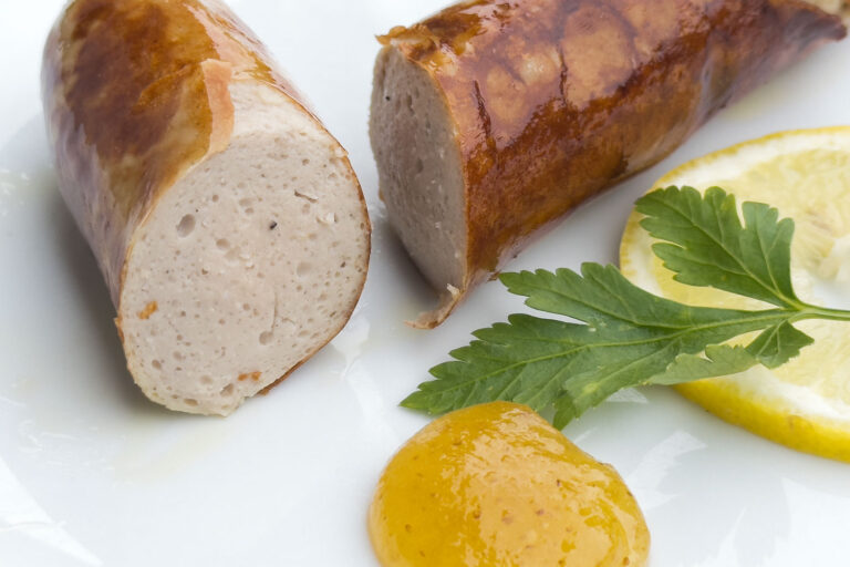 Die Thüringer Zitronenbratwurst im Anschnitt zeigt, dass sie eigentlich zu fein Gekuttert ist und eher einer Bratwurst ähnelt.