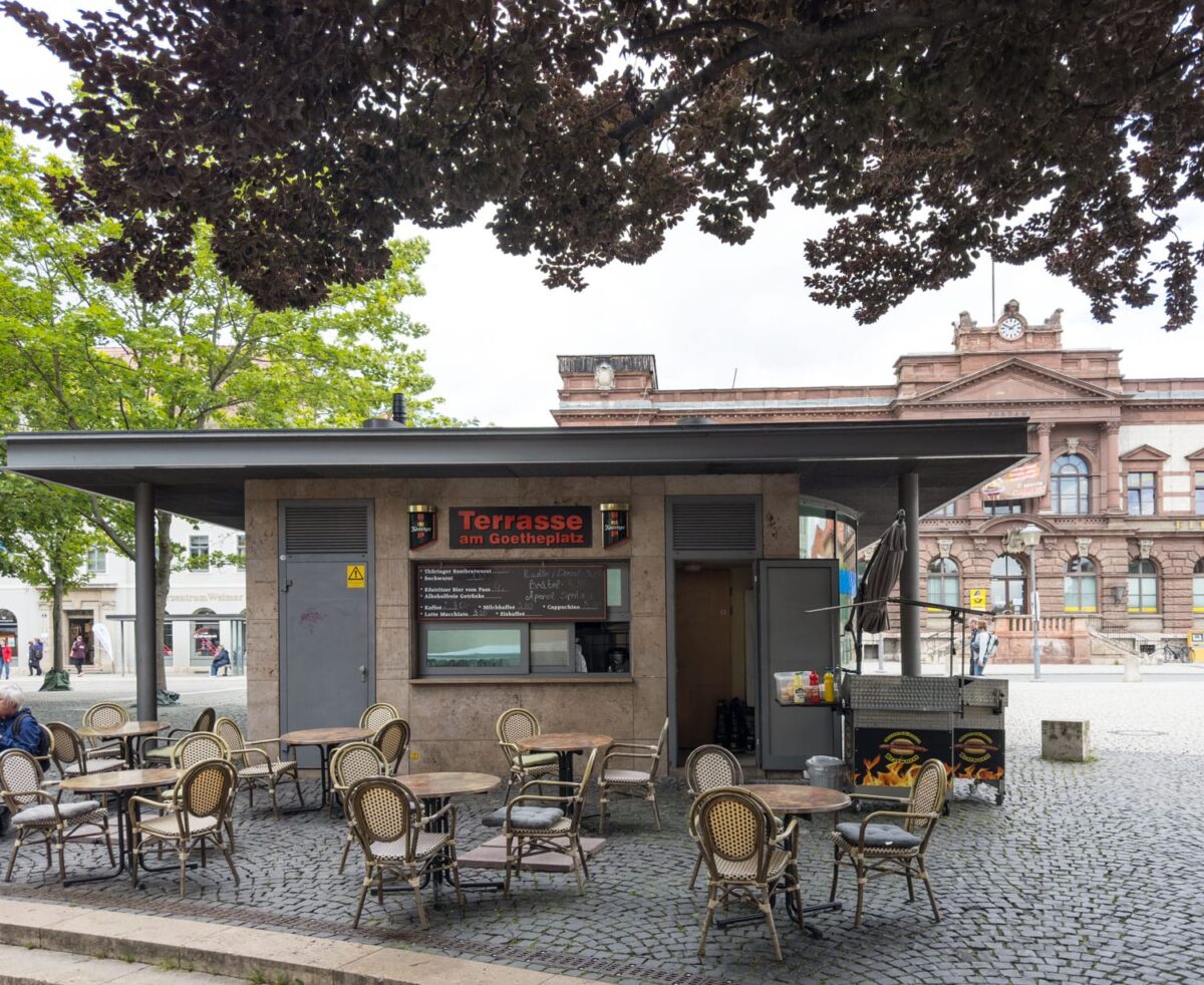 Die Thüringer Bratwurst vom Goetheplatz Weimar war gut denn sie war auf den Pukt gegrillt und man sitzt auch gut an der Bratwurstbude.