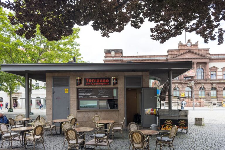 Die Thüringer Bratwurst vom Goetheplatz Weimar war gut denn sie war auf den Pukt gegrillt und man sitzt auch gut an der Bratwurstbude.