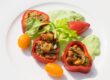 Die gefüllte Paprika ohne Fleisch schmeckt mindestens so gut wie eine Paprika gefüllt mit Fleisch. Denn die Röstaromen des Brotes, die Sardellen und der untergehobene Parmesan bringen den guten Geschmackt mit den eine gefüllte Paprika benötigt.