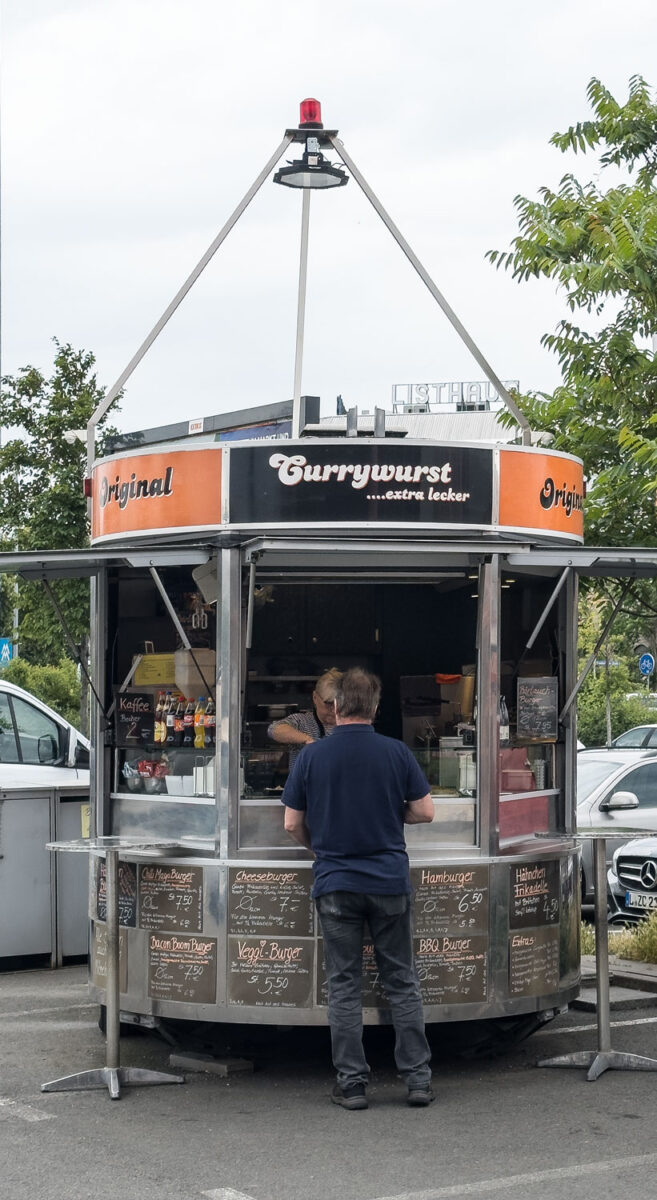 Die No-GO Baumarkt Bratwurst- und Currywurst Stand am Obi Baumarkt Leipzig Mitte ist nicht empfehlenswert. Ich warne vor deren Verzehr!