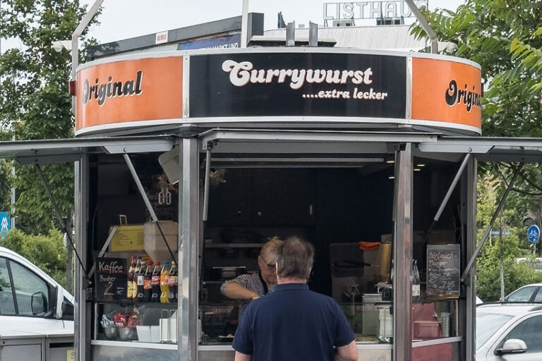Die No-GO Baumarkt Bratwurst- und Currywurst Stand am Obi Baumarkt Leipzig Mitte ist nicht empfehlenswert. Ich warne vor deren Verzehr!