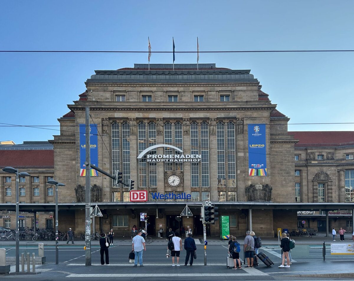 wenn ihr 6:38 Uhr am Hauptbahnhof Leipzig eintrefft ist die Stadt schon erwacht und die ersten Reisenden eilen zu den Bahnsteigen