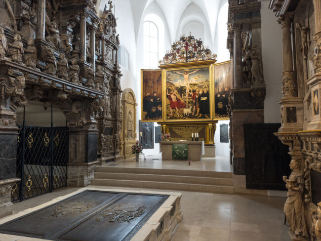 Der Altarraum der Herderkirche Weimar mit dem Altar von Lucas Cranach dem Jüngeren ist ein imposantes Gesamtkunstwerk einer Grablege.