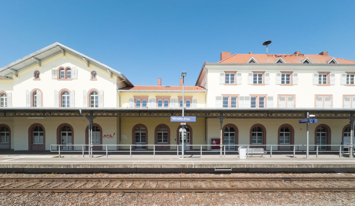 Der Bahnhof Winden in der Pfalz ist saniert und angenehm anzuschauen. Hier steigt man in den Zug nach Weissenburg im Elsass.