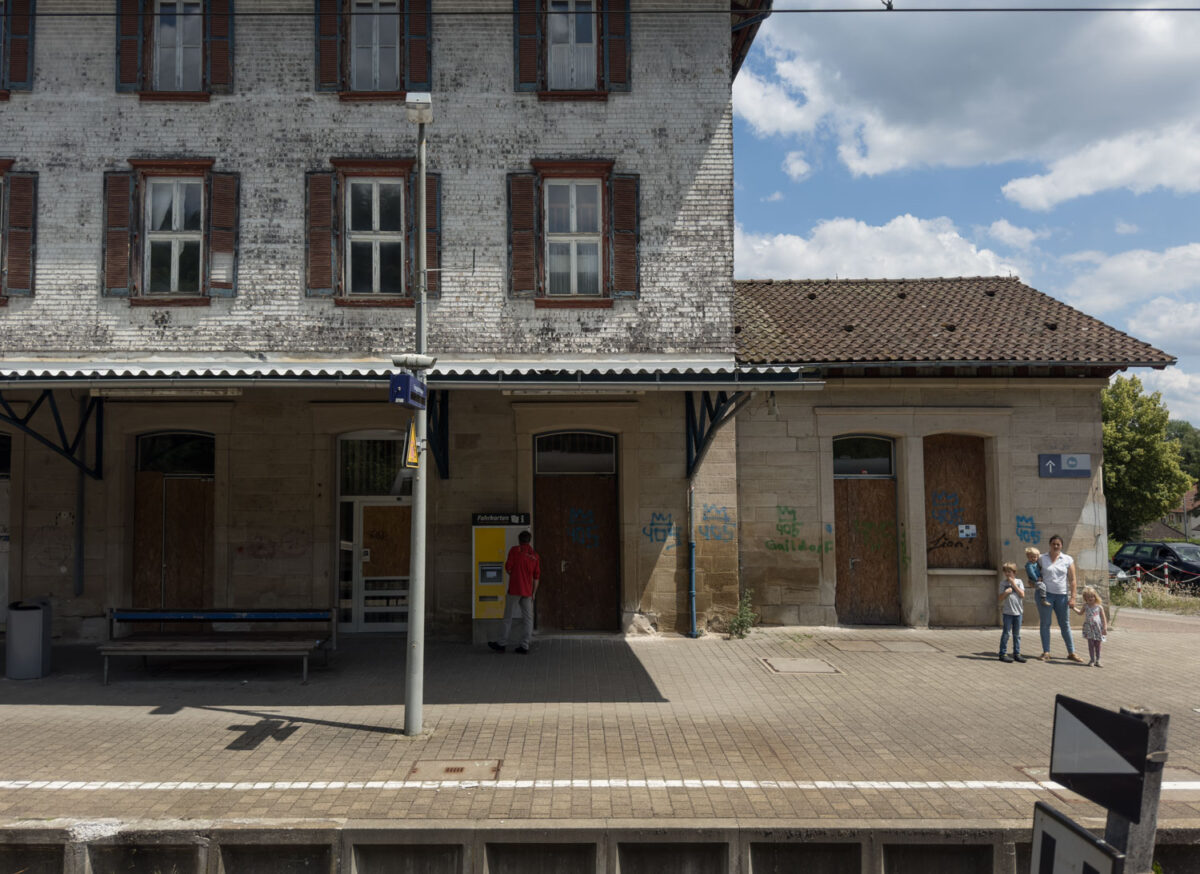 Das Bahnhofsgebäude Gaildorf West ist wohl ein wenig betagt und die Fasade verliert Farbe. Es ist jedoch alles sauber, so wie sich dies im Schwäbischen gehört.