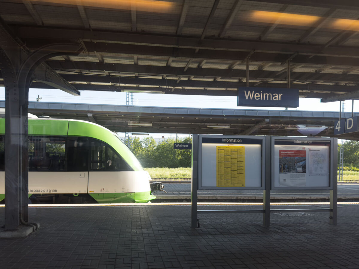 Der Bahnhof in Weimar ist angenehm. Von Vorplatz aus fahren recht häufig Busse in die Innenstadt. Und schon ist man bei Goethe und all den anderen Kulturgütern.