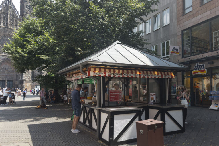 Der Bericht Drei im Weckla und die Gierflation ist eine Zeitaufnahme 2024. In diesem Jahr und einigen davor klief einiges aus dem Ruder. 100 Gramm Bratwurst im Einkauf kosteten 17 Cent und wurden schnell zu 4 Euro gemacht. Das ist nicht mehr Normal und macht eine Gesellschaft kaputt.