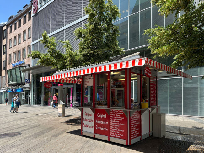 Die fränkische Bratwurst aus dem Nürnberger Bratwursthaus ist neben der Thüringer Bratwurst eine der bekannteren regionalen Spezialitäten Deutschlands. Sie zeichnet sich durch ihre einzigartigen Merkmale und ihren unverwechselbaren Geschmack aus.