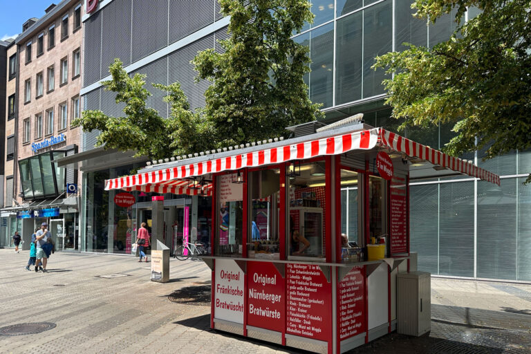 Die fränkische Bratwurst aus dem Nürnberger Bratwursthaus ist neben der Thüringer Bratwurst eine der bekannteren regionalen Spezialitäten Deutschlands. Sie zeichnet sich durch ihre einzigartigen Merkmale und ihren unverwechselbaren Geschmack aus.