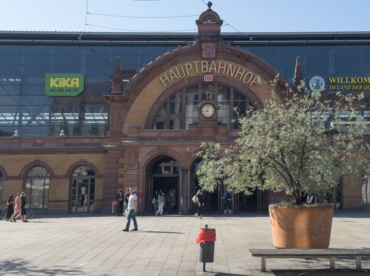 Der Hauptbahnhof Erfurt hat einen schönen Vorplatz und in der Nähe gibt es zwei Imbisstände mit Thüringer Bratwurst. und ist unser erste Umsteigebahnhof auf dem Weg mit der Regionalbahn von Leipzig nach Frankreich