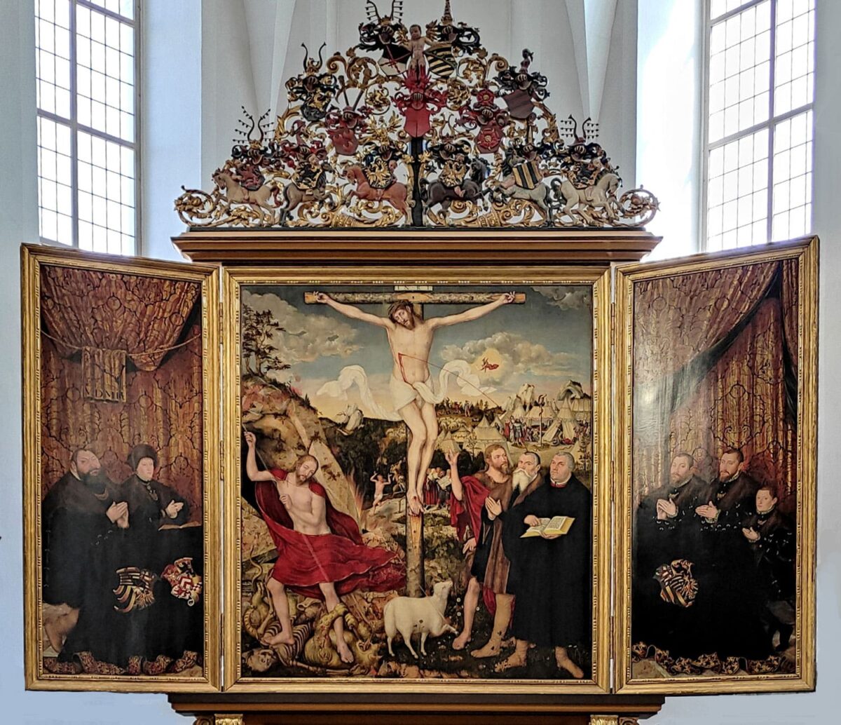 Die Herderkirche Weimar und der Altar von Lucas Cranach dem Jüngeren sind einen Besuch wert, denn der Altar gilt eals eines der wichtigsten Werke von Lukas Cranach dem Jüngern. Der Altarraum mit seien plastischen Werken ist ein Gesamtkunstwerk.