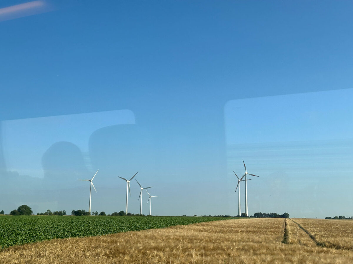 Zuerst durchqueren wir auf dem Weg mit der Regionalbahn von Leipzig nach Frankreich die Leipziger Tiefebene mit ihren Windkraftwerken.