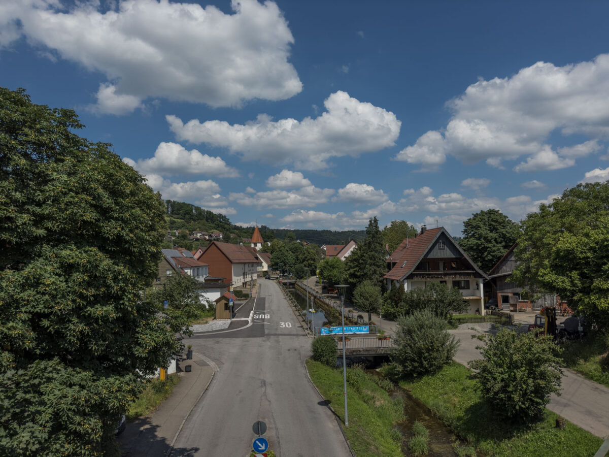 Von der Bahn aus schaut man auf die Hauptstraße von Murrhardt die durch die Schwäbisch-Fränkischen Waldberge führt.