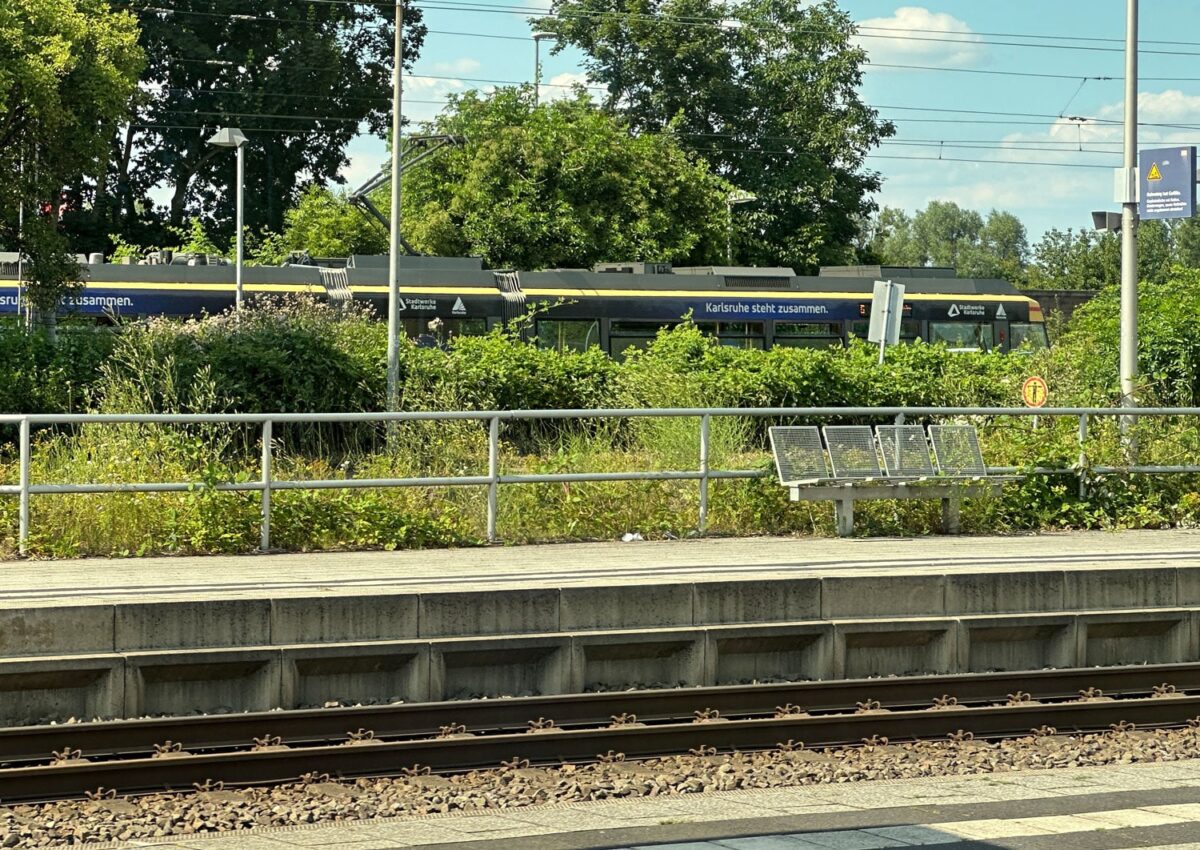 Spätestens wenn Straßenbahnen auf Zuggleisen verkehren weiß man, dass Karlsruhe nahe ist.