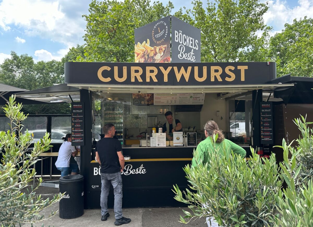 Der Imbissstand Böckels Currywurst beim Hornbach in Karlsruhe gehört zu einer Kette aus Düsseldorf.