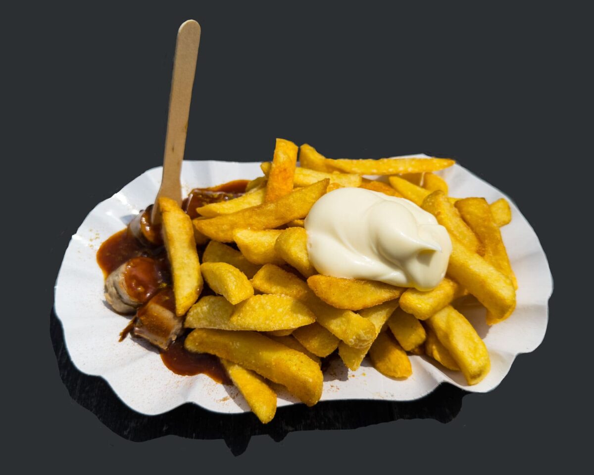 Die Currywurst mit Pommes beim Hornbach Karlsruhe ist durchschnitt, zeichnet sich jedoch durch das Angebot an Currysoßen aus.