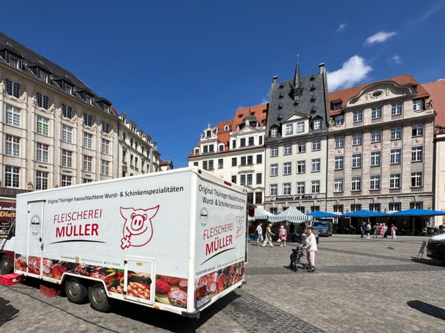 Man glaubt es kaum, aber die beste Thüringer in Leipzig muss keine Bratwurst sein, denn es gibt hervorragende Knacker aus Thüringen, die ihresgleichen suchen. Ihr findet diese auf dem Markt in Leipzig am Freitag bei der Fleischerei Müller. Heiß und im knackigen Bäckerbrötchen.