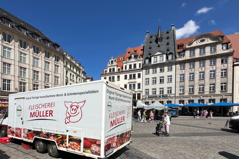 Man glaubt es kaum, aber die beste Thüringer in Leipzig muss keine Bratwurst sein, denn es gibt hervorragende Knacker aus Thüringen, die ihresgleichen suchen. Ihr findet diese auf dem Markt in Leipzig am Freitag bei der Fleischerei Müller. Heiß und im knackigen Bäckerbrötchen.