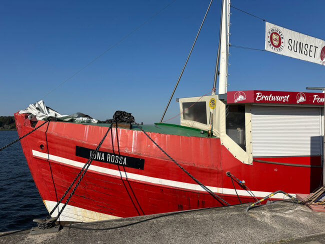 Die Rostocker Hafenbratwurst wird auf der Luna Rossa verkauft. Sie ist aus NRW und deshalb nicht so gut wie die auf der Kröpeliner Straße die aus Thüringen kommt.