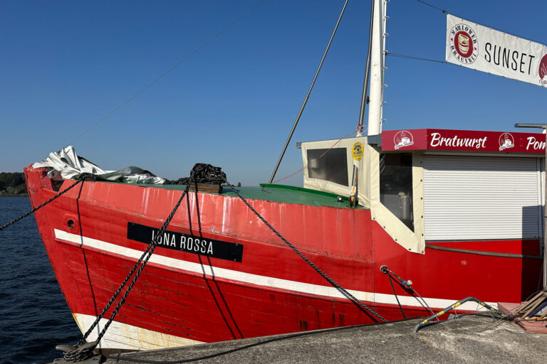 Die Rostocker Hafenbratwurst wird auf der Luna Rossa verkauft. Sie ist aus NRW und deshalb nicht so gut wie die auf der Kröpeliner Straße die aus Thüringen kommt.