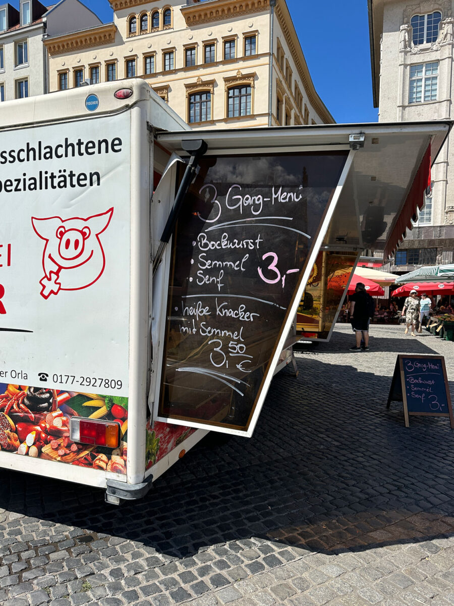 Das typische Thüringer drei Gänge Menü besteht aus einer Wurst, dem Brötchen und Senf.