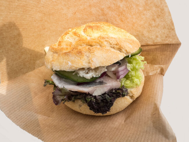 Das beste Reriker Fischbrötchen bekommen Sie bei der Minigolfanlage auf dem Parkweg Rerik nahe der Steilküste