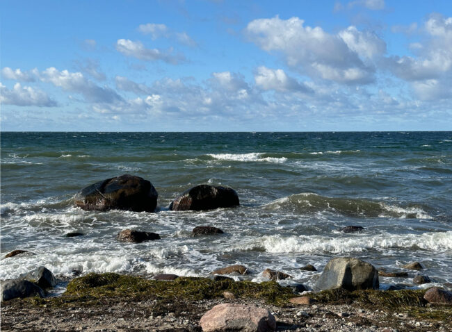 Der Blick auf das Meer am Strand von Rerik ist besonders schön, dass sich die Wellen an den großen Felsbrocken brechen und der Strand durch seine Steine belebt wird.