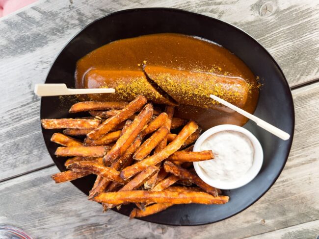 Die Reriker Currywurst vom Fleischer aus Satow war wirklich gut und mit den Süßkartoffelpommes eigentlich genial. Nur der Preis!