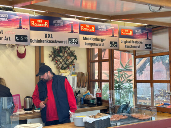 Die Mecklenburger Lungenwurst auf dem Rostocker Weihnachtsmarkt war mir in ihrer Konsistenz zu körnig und im Geschmack zu lasch. Auch hätte sie intensiver geräuchert sein können.