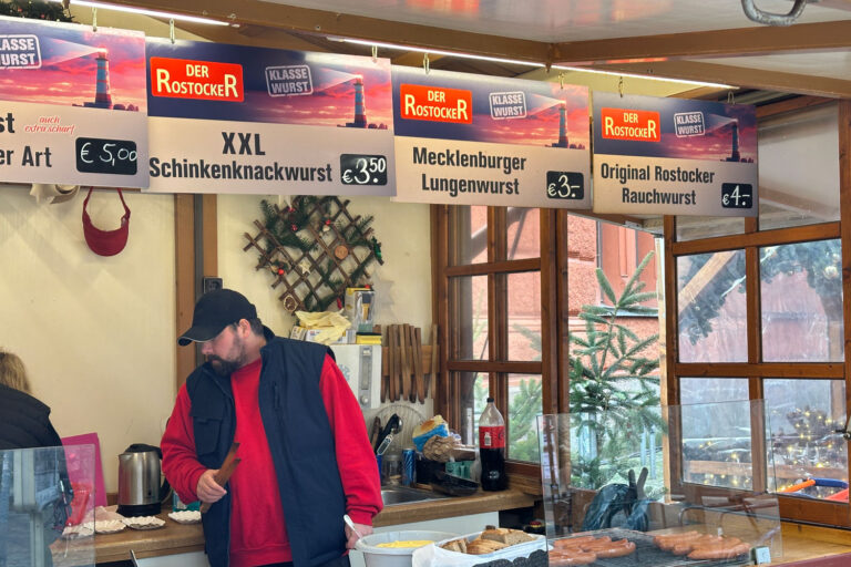 Die Mecklenburger Lungenwurst auf dem Rostocker Weihnachtsmarkt war mir in ihrer Konsistenz zu körnig und im Geschmack zu lasch. Auch hätte sie intensiver geräuchert sein können.