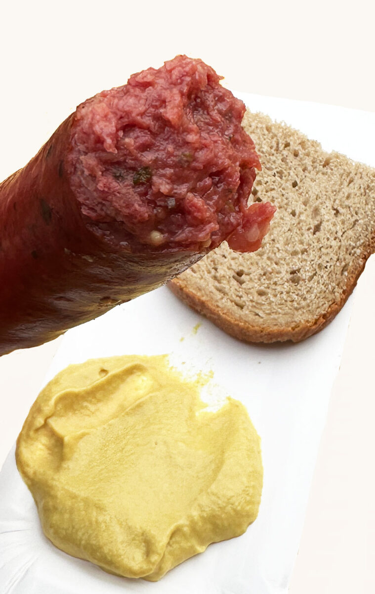 Die Mecklenburger Lungenwurst im Anbiss sollte eigentlich feiner sein. Aber jeder Fleischer hat sein eigenes Rezept. Mir persönlich war sie zu grob und zu körnig.