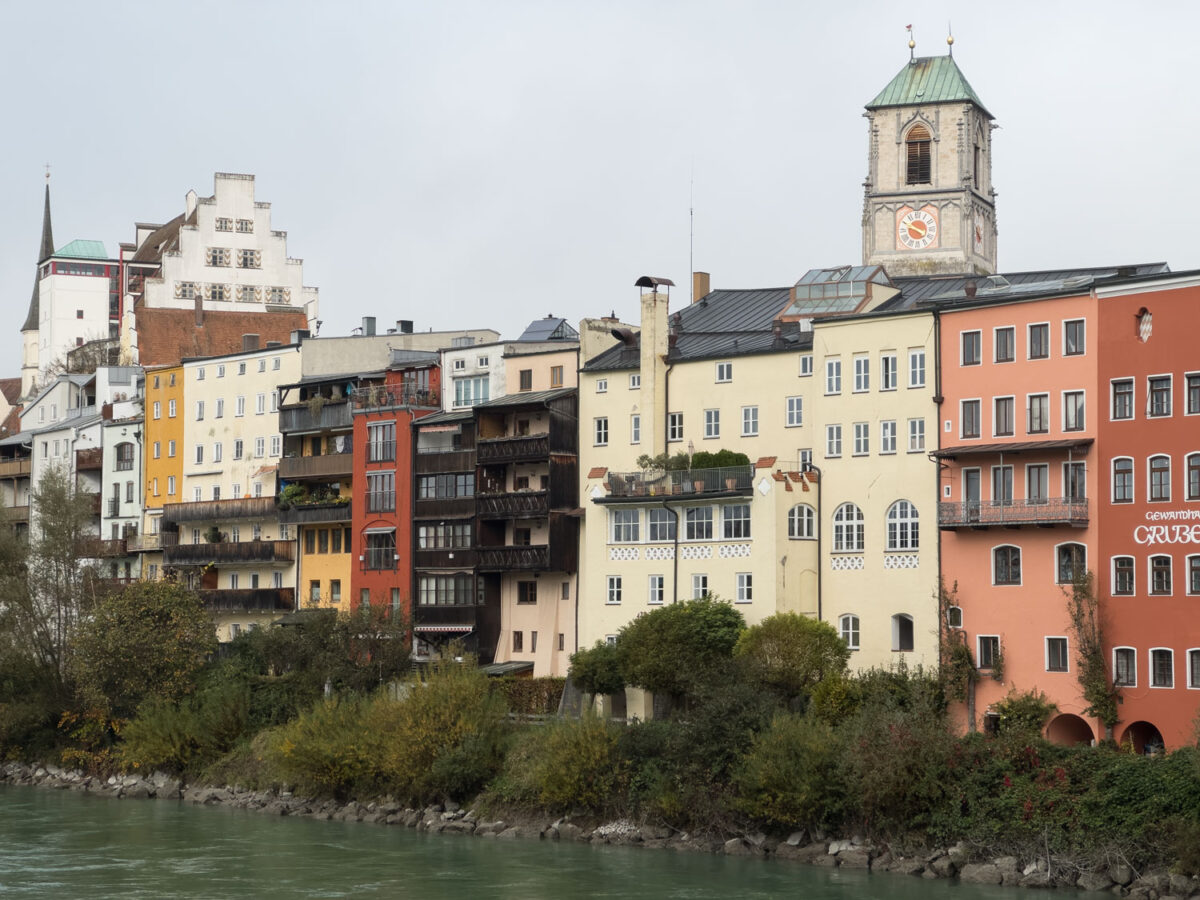 Wasserburg am Inn von der roten Brücke aus gesehen ist ein imposanter Anblick. So gut ist selten eine Stadt erhalten.