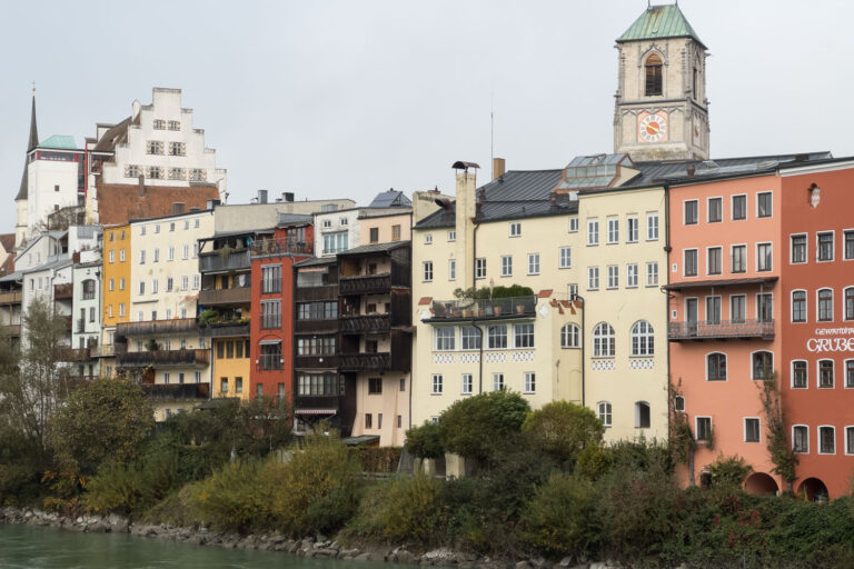 Wasserburg am Inn von der roten Brücke aus gesehen ist ein imposanter Anblick. So gut ist selten eine Stadt erhalten.