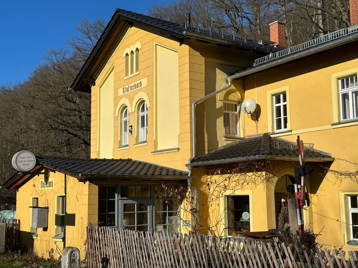 Der Bahnhof Klosterbuch ist eines der wenigen Beispiele was aus Bahnimmobilien werden kann.