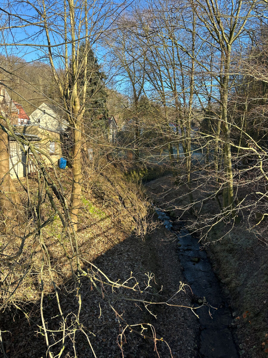 Die Idylle Scheergrund betrachtet man am besten vom Waldweg aus. Denn die Straße durch den Ort ist sehr schmal.