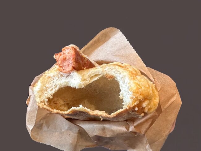 Diese Laugenstange mit Debrecziner und Hohlraum habe ich bei Ditsch auf dem Bahnhof in Marburg gekauft und war enttäuscht. Trocken und fad im Geschmack.