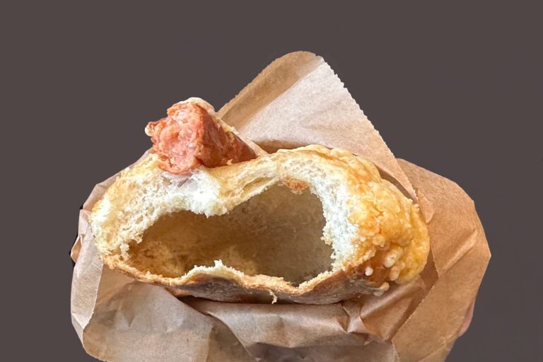 Diese Laugenstange mit Debrecziner und Hohlraum habe ich bei Ditsch auf dem Bahnhof in Marburg gekauft und war enttäuscht. Trocken und fad im Geschmack.