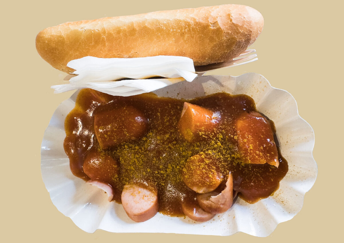 Die Münchner Currywurst auf dem Hauptbahnhof war akzeptabel. Zwar war die Wurst eine einfache Brühwurst. Die Currysoße jedoch ganz gut.