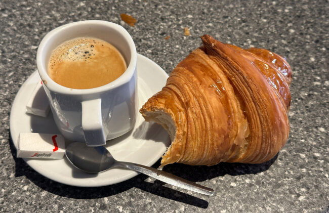 Kaffee und Croissant in einer Bar gehören zum Morgenritual eines jeden Franzosen Ohne diese Dinge beginnt kein Tag.