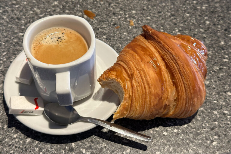 Kaffee und Croissant in einer Bar gehören zum Morgenritual eines jeden Franzosen Ohne diese Dinge beginnt kein Tag.