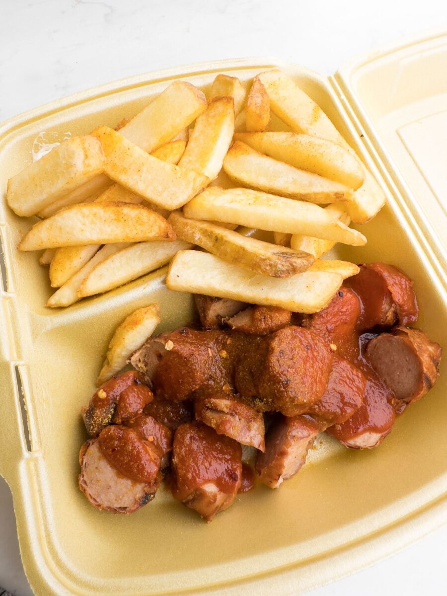 Die Karlsruher Bahnhofsvorplatz Currywurst mit Pommes ist guter Durchschnitt, wobei die Pommes aus frischen Kartoffeln zubereitet werden und sehr schmackhaft sind.