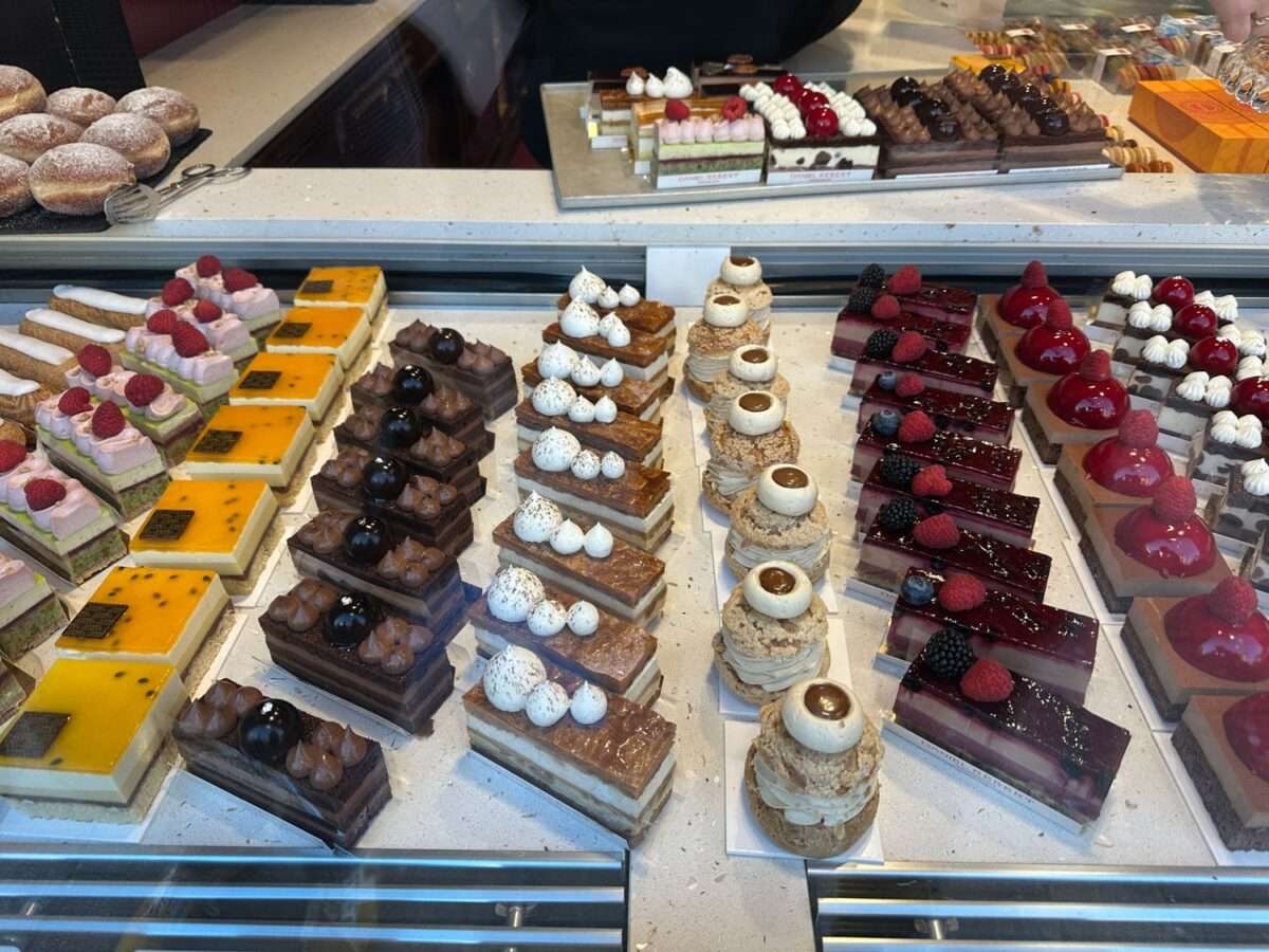 Eine Patisserie in Wissembourg ist so schön wie die Andere. Die kleinen Gebäckkunstwerke sind auch für die Augen ein Schmaus.