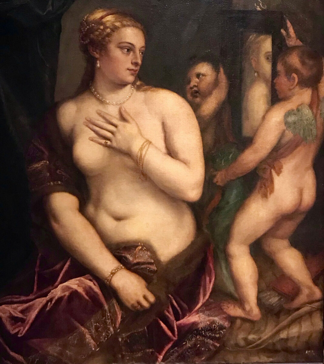 Das berühmte Gemälde von Tizian mit dem Titel Venus vor dem Spiegel zeigt zwei Amorette welche Venus den Spiegel halten. In dem Beitrag von Thomas Gatzemeier mit dem Titel Der Spiegel in der bildenden Kunst wird dieses Werk in Beziehung auf den Spiegel näher erklärt.