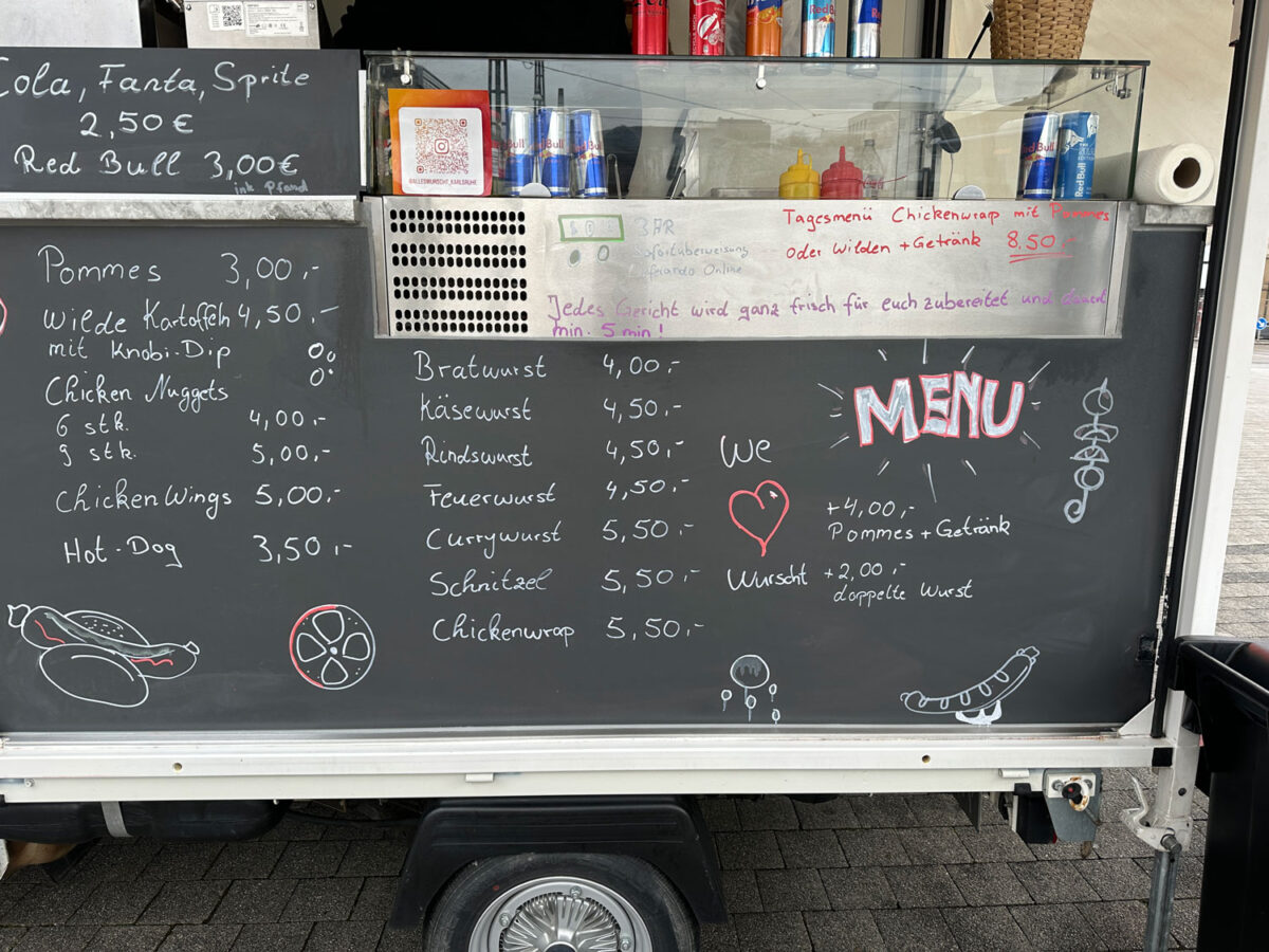 Das Angebot des Wurstwagens auf dem Karlsruher Bahnhofsvorplatz ist sehr umfangreich. Von der üblichen Bratwurst über die Currywurst bis zum Schnitzel ist alles zu haben.